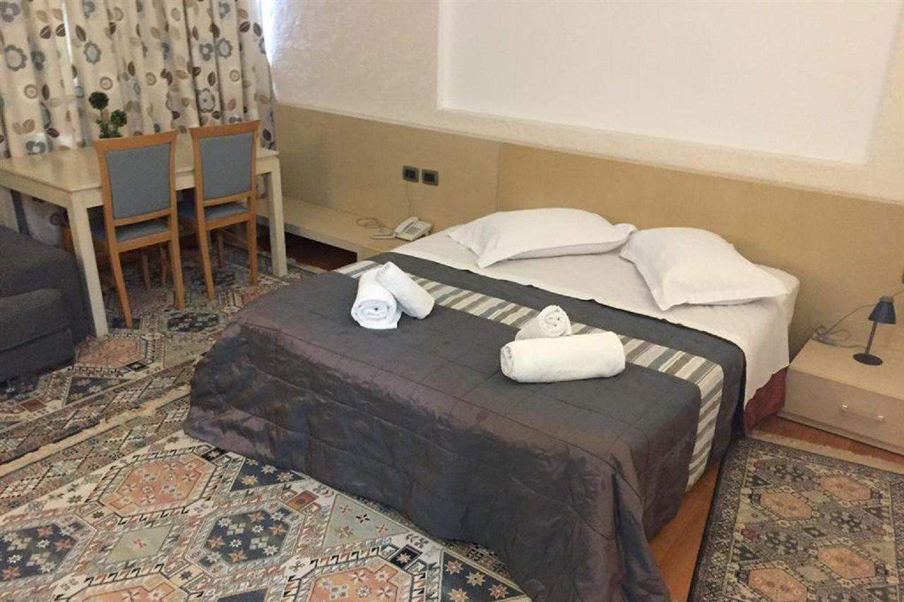 Hotel Bermon Тирана Екстериор снимка