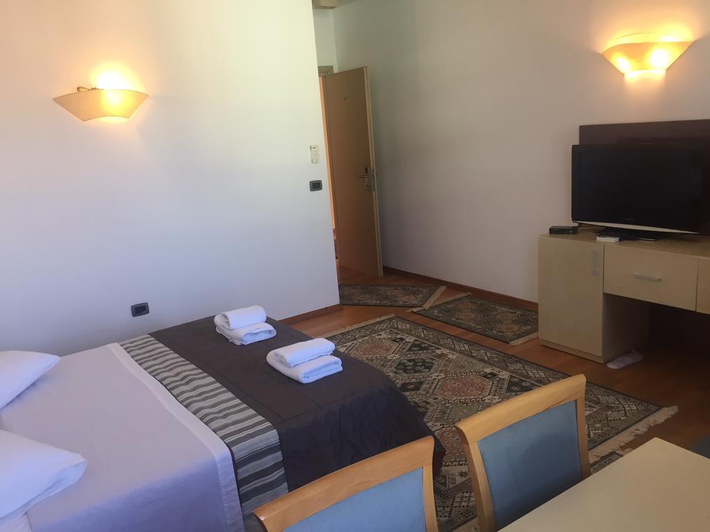 Hotel Bermon Тирана Екстериор снимка