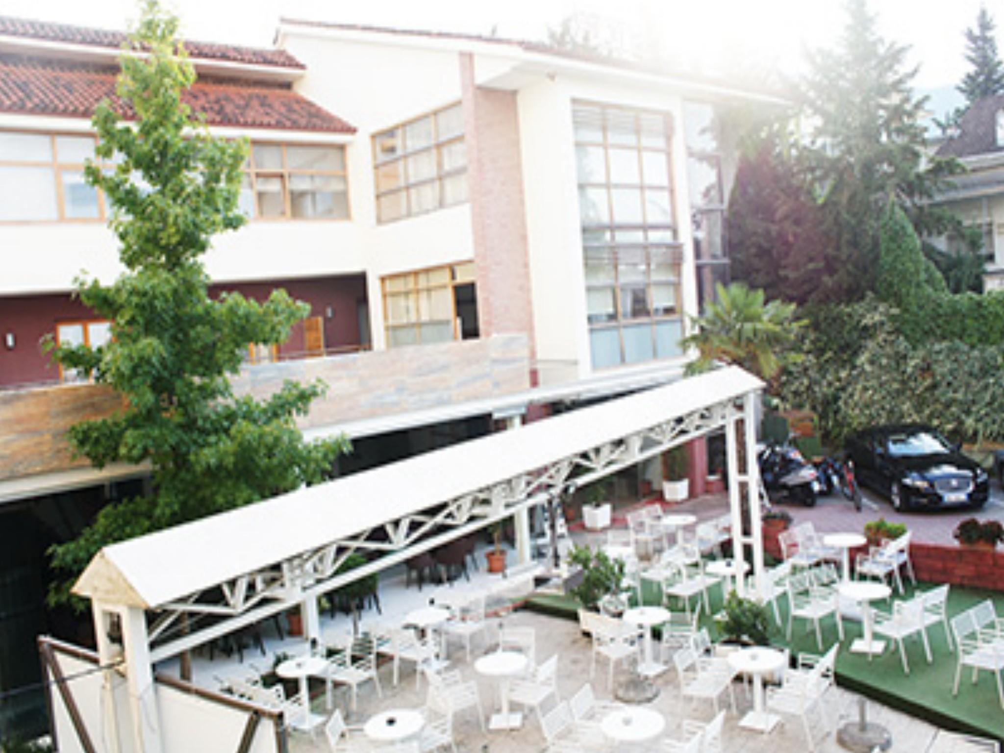 Hotel Bermon Тирана Екстериор снимка