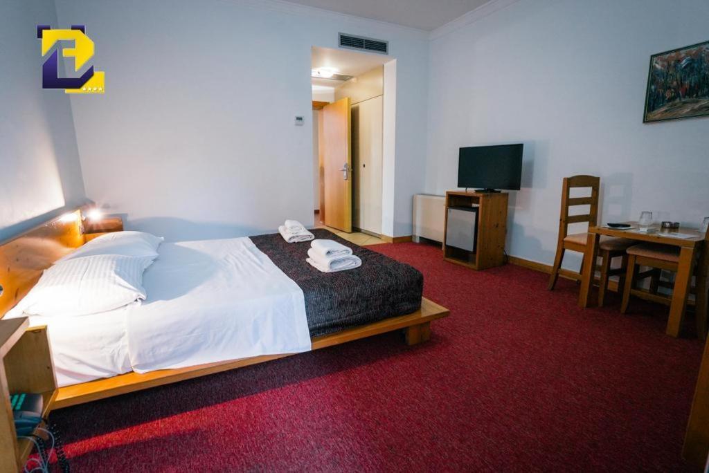 Hotel Bermon Тирана Екстериор снимка