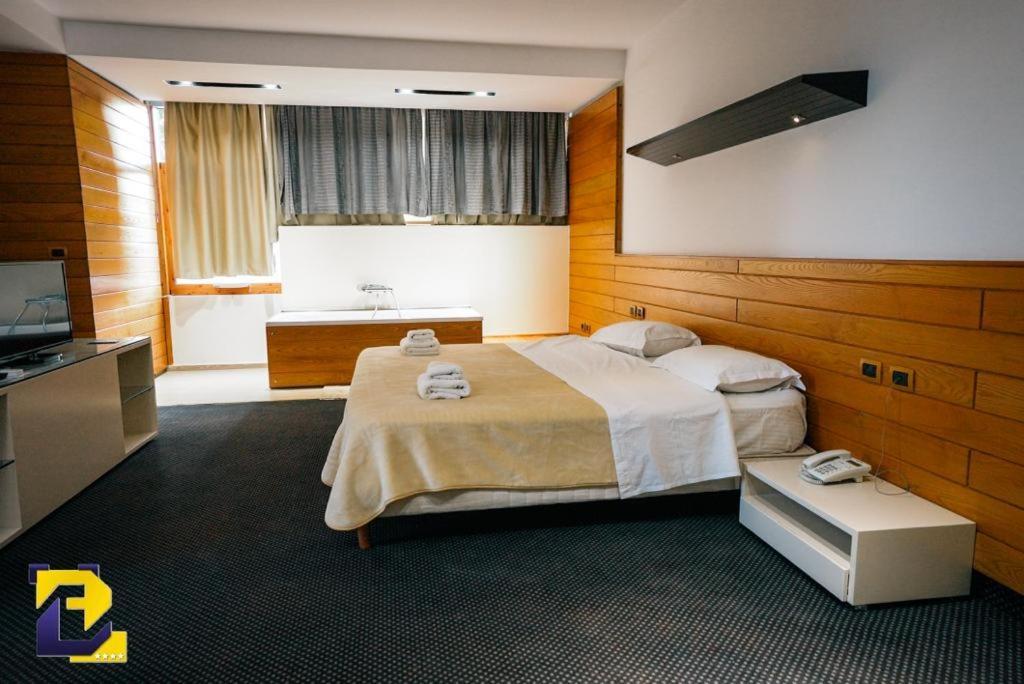 Hotel Bermon Тирана Екстериор снимка